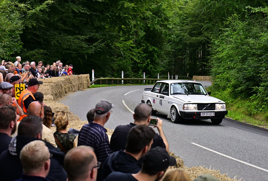 Foran en tusindtallig tilskuerskare kører Heino Mejer sin vilde Volvo op ad Munkebjerg som løbets hurtigste mand.
(Foto: Michael Eisenberg)